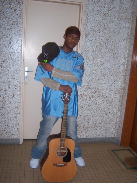 dar-kj et sa guittare